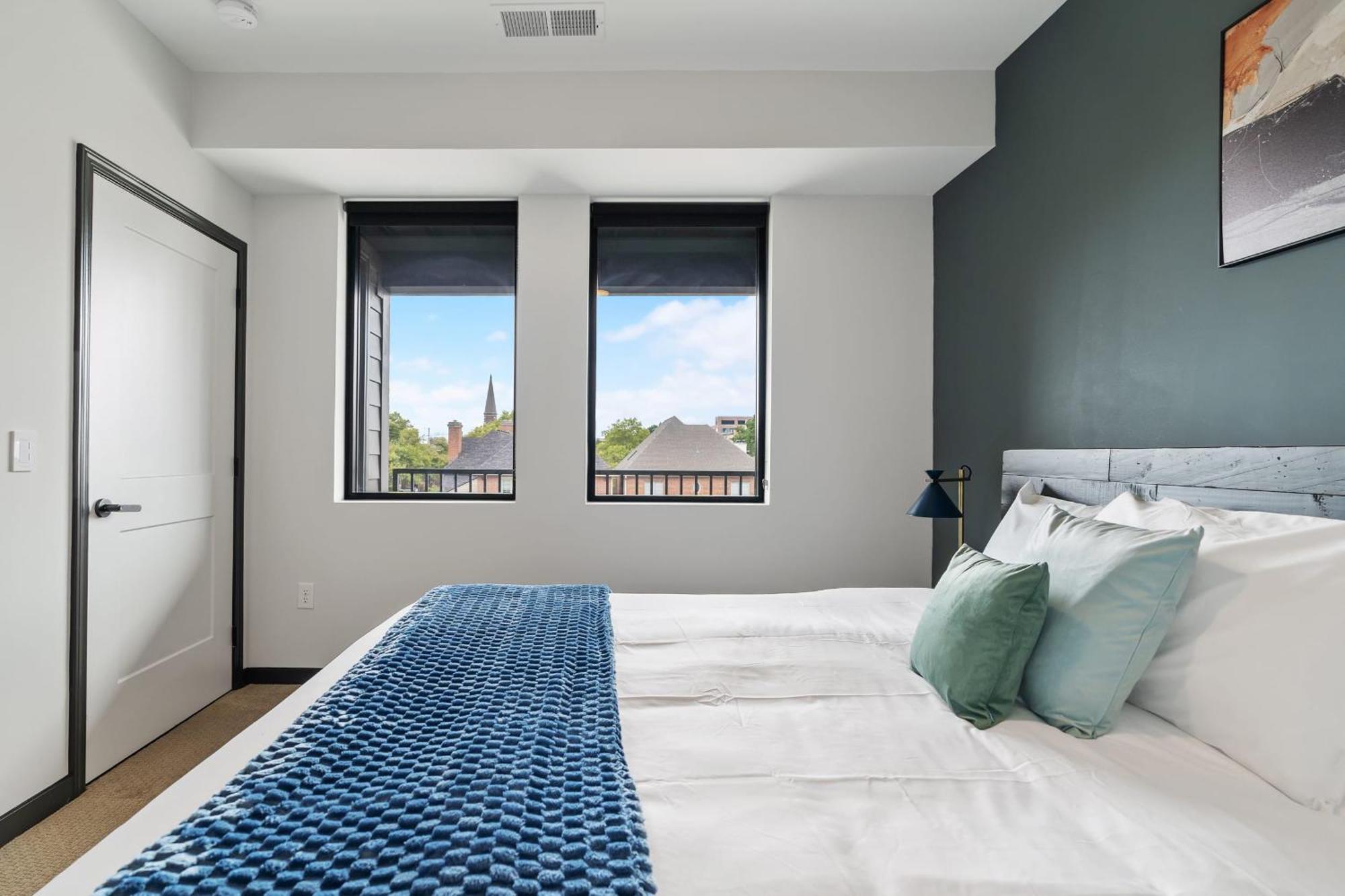 Cozysuites On Mass With Garage Parking #4 Индианаполис Экстерьер фото