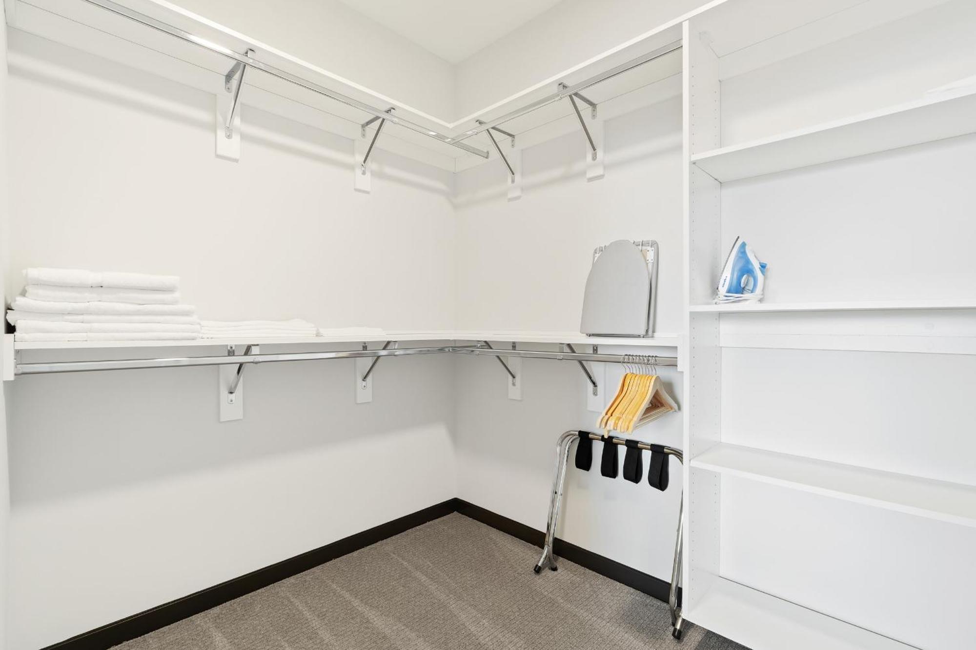 Cozysuites On Mass With Garage Parking #4 Индианаполис Экстерьер фото